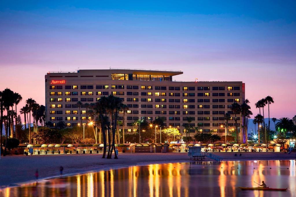 洛杉矶玛丽安德尔湾万豪酒店的前面灯火通明的建筑