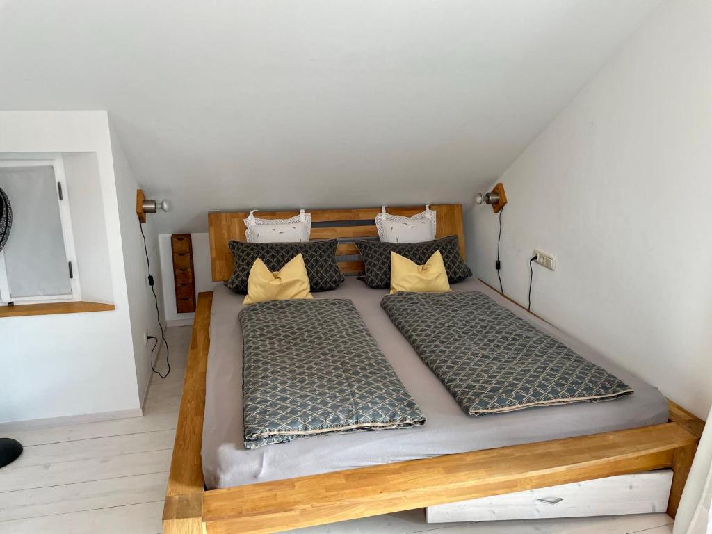 肯普滕Zentrale Idylle in Kempten的一间卧室,配有两张床