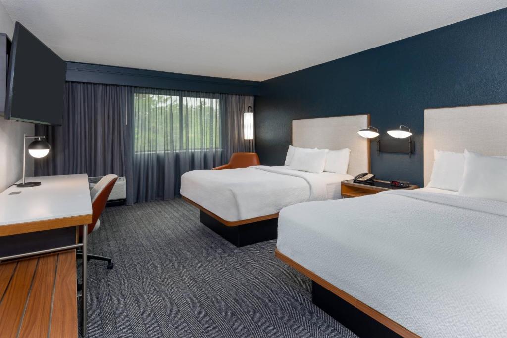 塔拉哈西北塔拉哈西庭院酒店/I-10首府环路的酒店客房配有两张床和一张书桌