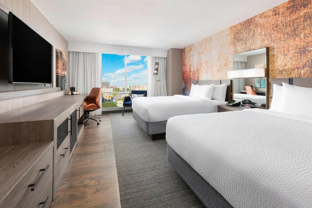 奥斯汀奥斯丁市区/会展中心万怡酒店的酒店客房设有两张床和一台平面电视。