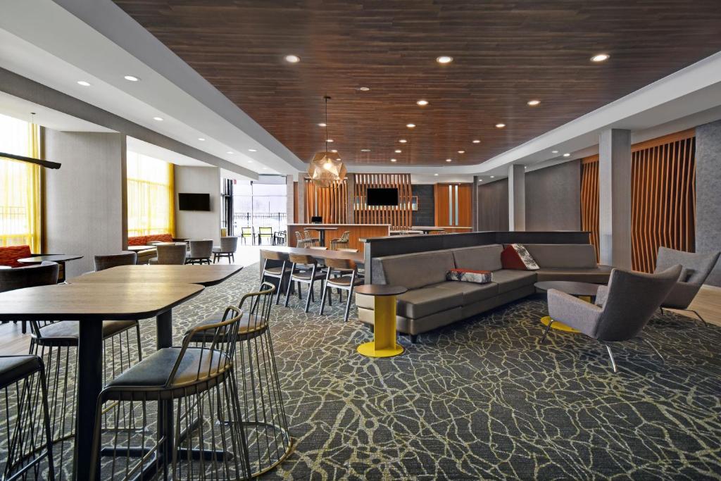 克伦威尔SpringHill Suites by Marriott Hartford Cromwell的酒店大堂配有沙发和桌椅