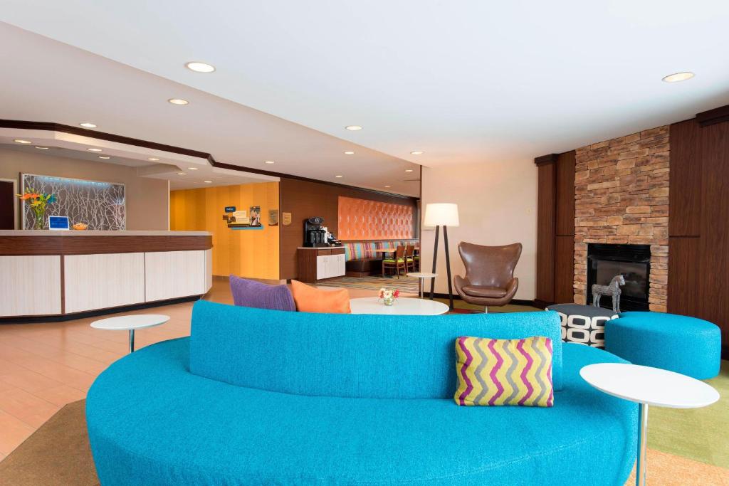 圣查尔斯万豪芝加哥圣查理斯费尔菲尔德客栈及套房的客厅设有蓝色的沙发和壁炉
