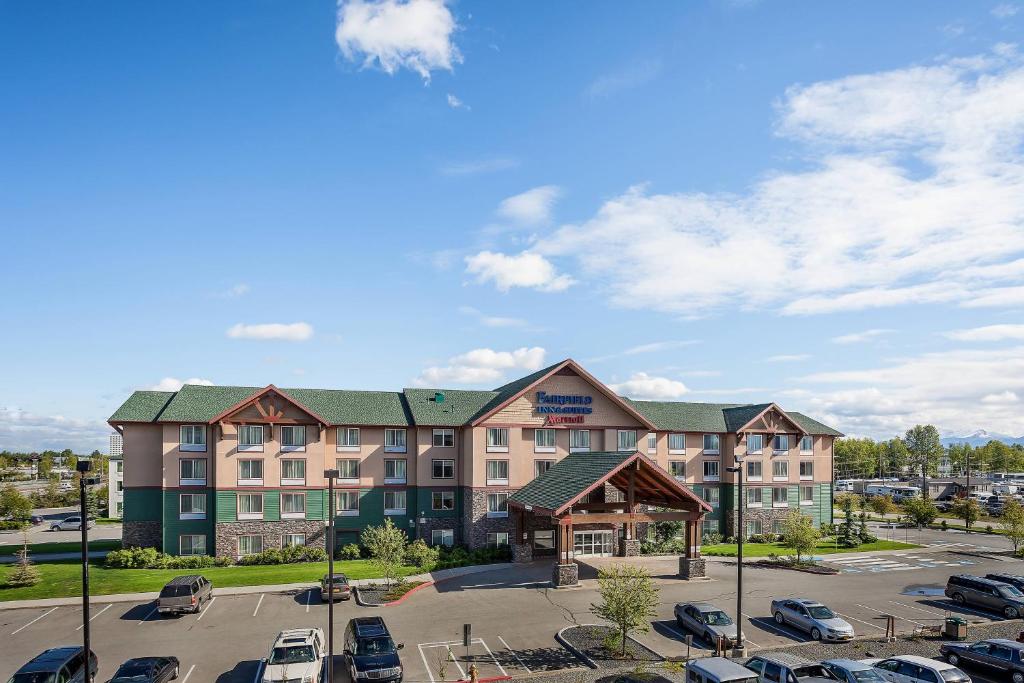 安克雷奇Fairfield Inn & Suites by Marriott Anchorage Midtown的享有酒店空中景色,设有停车场