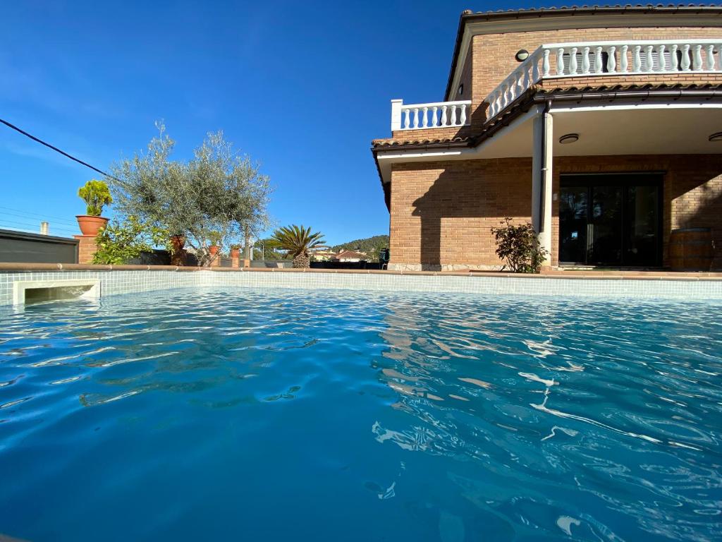 卡涅利亚斯Villa Belephant Sitges的房屋前的游泳池