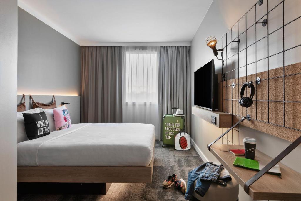 亚眠亚眠中心卡帕尼尔 - 吉尔卡萨达拉酒店的一间酒店客房,配有一张床和一台电视