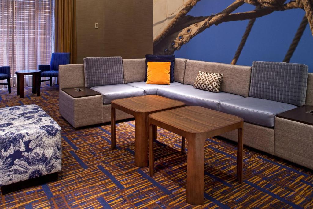 巴尔的摩巴尔的摩市中心/内港万怡酒店的客厅配有沙发和桌子