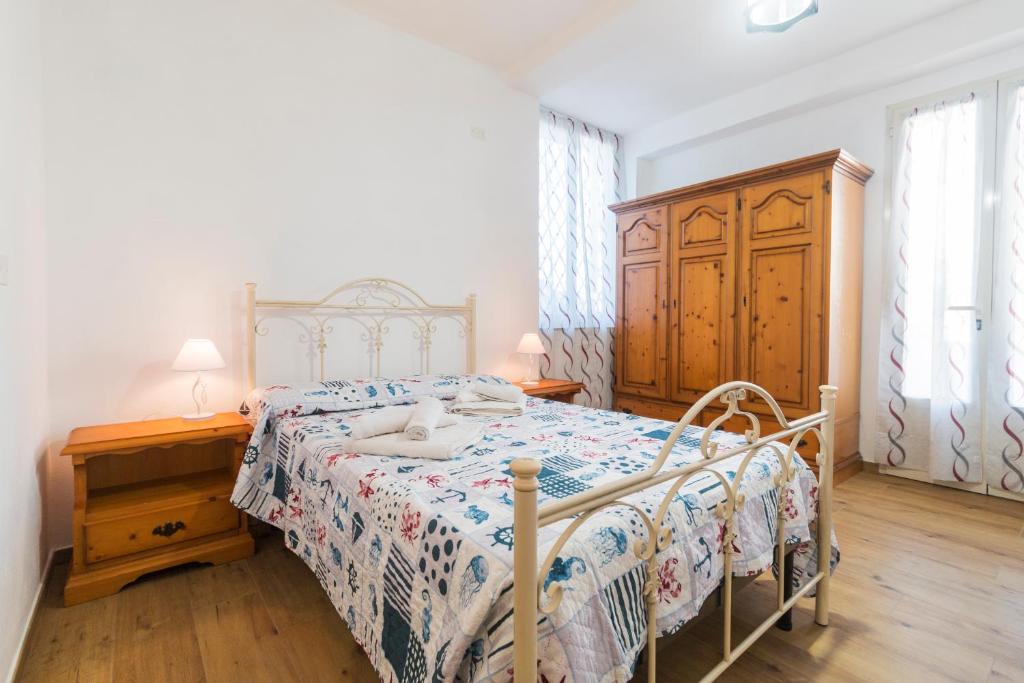 卡拉古诺内Villa Isabel的一间卧室配有一张床和一个木制梳妆台