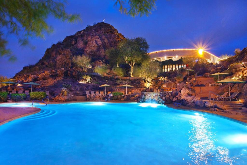 坦培坦佩巴特斯菲尼克斯万豪度假酒店的山地度假村的游泳池
