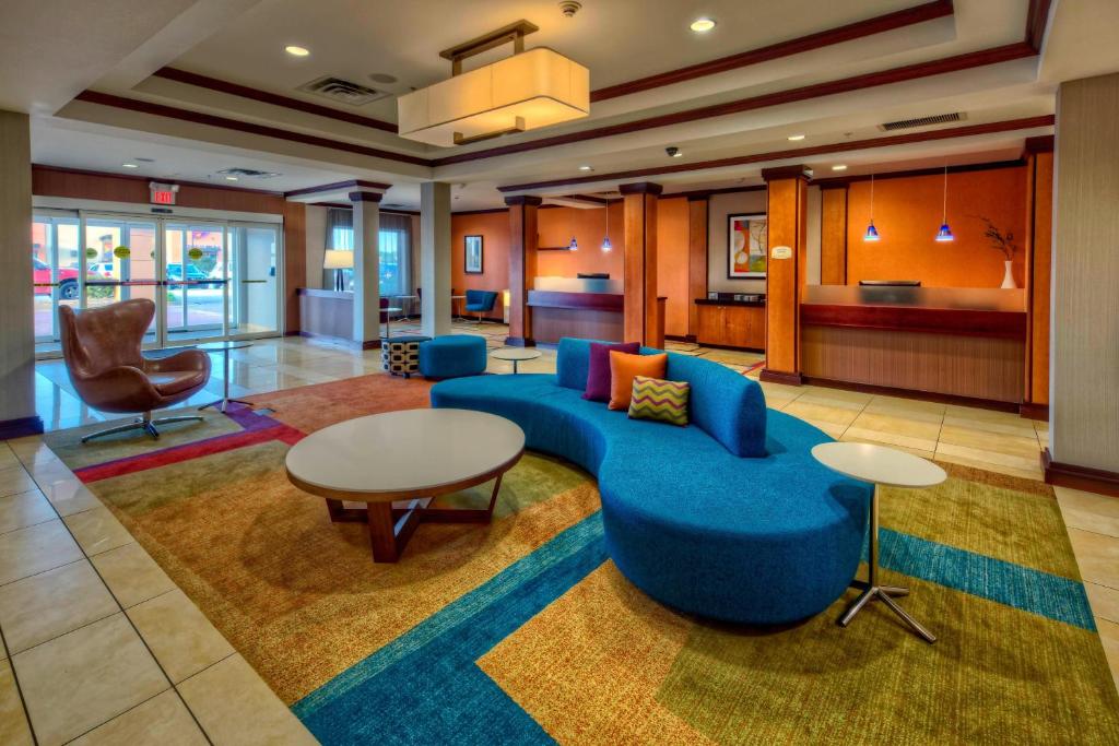 俄克拉何马城奥克拉荷马城西北高速公路/沃尔艾克斯万豪费尔菲尔德客栈&套房酒店的大堂设有蓝色的沙发和桌子