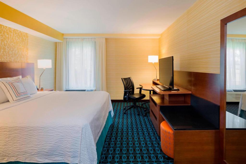 帕拉默斯帕拉姆斯费尔菲尔德万豪酒店的酒店客房配有一张床、一张书桌和一台电视。