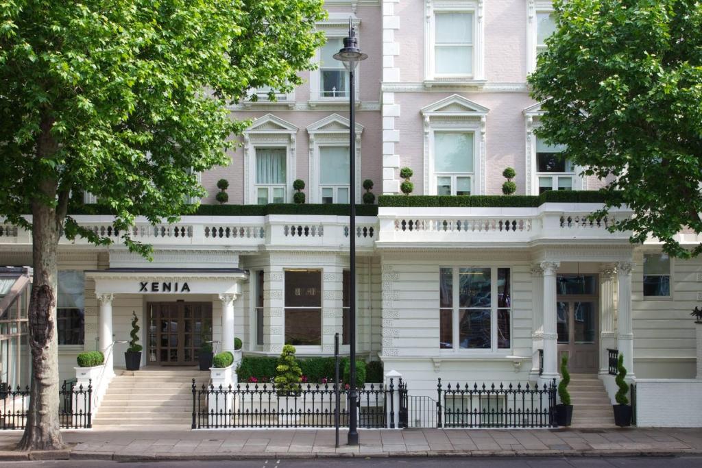 伦敦森雅酒店 - 签名收藏的前面有栅栏的白色建筑