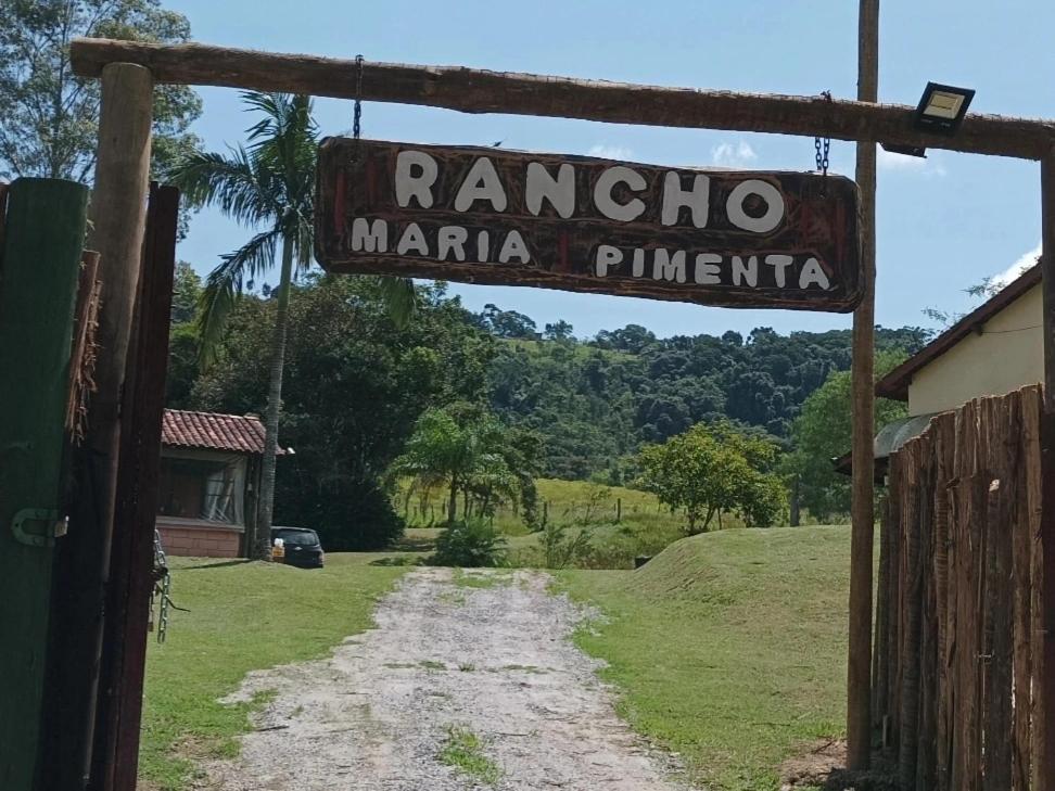 若阿诺波利斯Rancho Maria Pimenta的土路旁读念大麦的标志