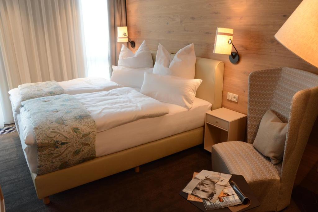 圣维特Bed&Bike Berliner Hof的配有一张床和一把椅子的酒店客房