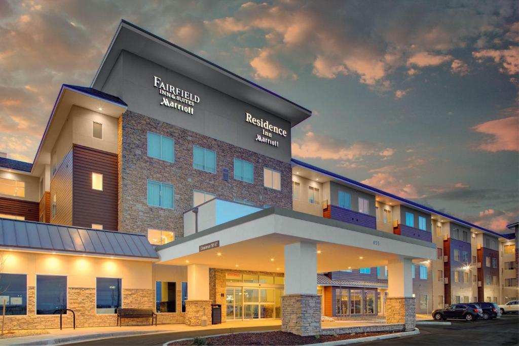 布鲁姆菲尔德Fairfield Inn & Suites by Marriott Boulder Broomfield/Interlocken的建筑的 ⁇ 染