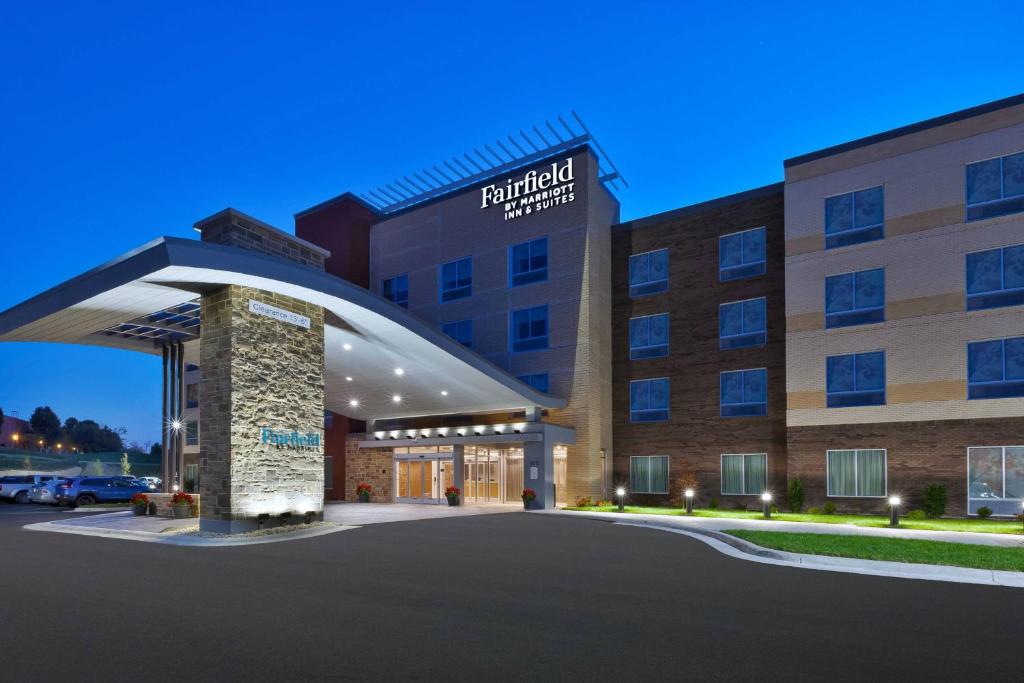 弗洛伦斯Fairfield Inn & Suites by Marriott Cincinnati Airport South/Florence的酒店前方的 ⁇ 染