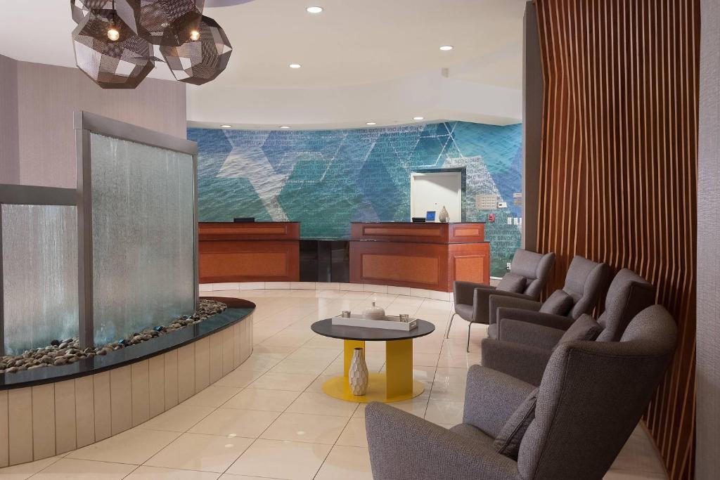 奥兰多奥兰多机场春季山丘套房酒店的一间设有椅子和鱼缸的等候室