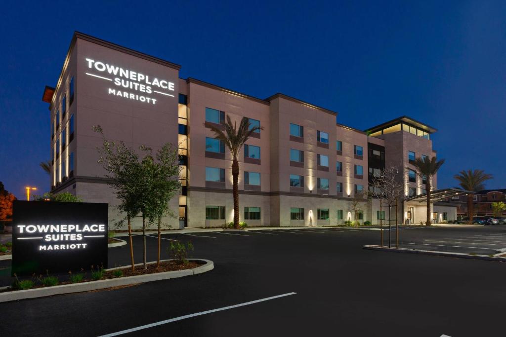 圣地亚哥TownePlace Suites by Marriott San Diego Central的前面有停车位的大楼