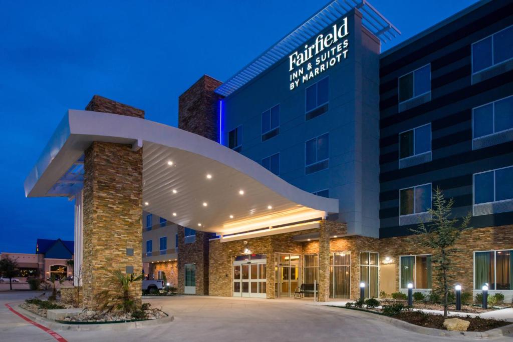沃思堡Fairfield Inn & Suites by Marriott Fort Worth Southwest at Cityview的夜间酒店前的 ⁇ 染