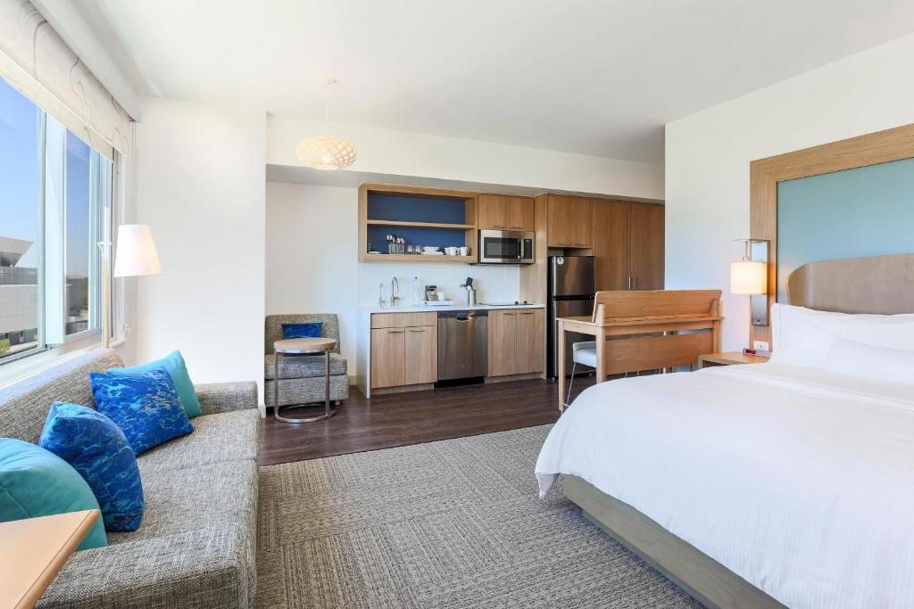 安大略Element Ontario Rancho Cucamonga的酒店客房带一张床和一个厨房