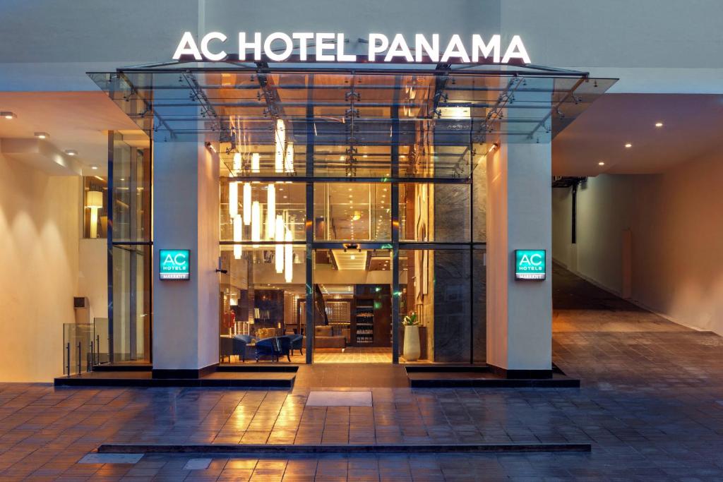 巴拿马城巴拿马城万豪AC酒店的一座带有读ac hotel pamanca的标志的建筑