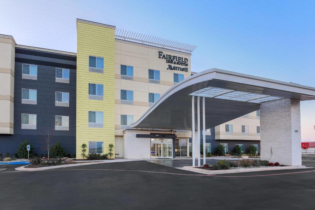 威奇托福尔斯Fairfield Inn & Suites by Marriott Wichita Falls Northwest的酒店大楼前面设有停车场