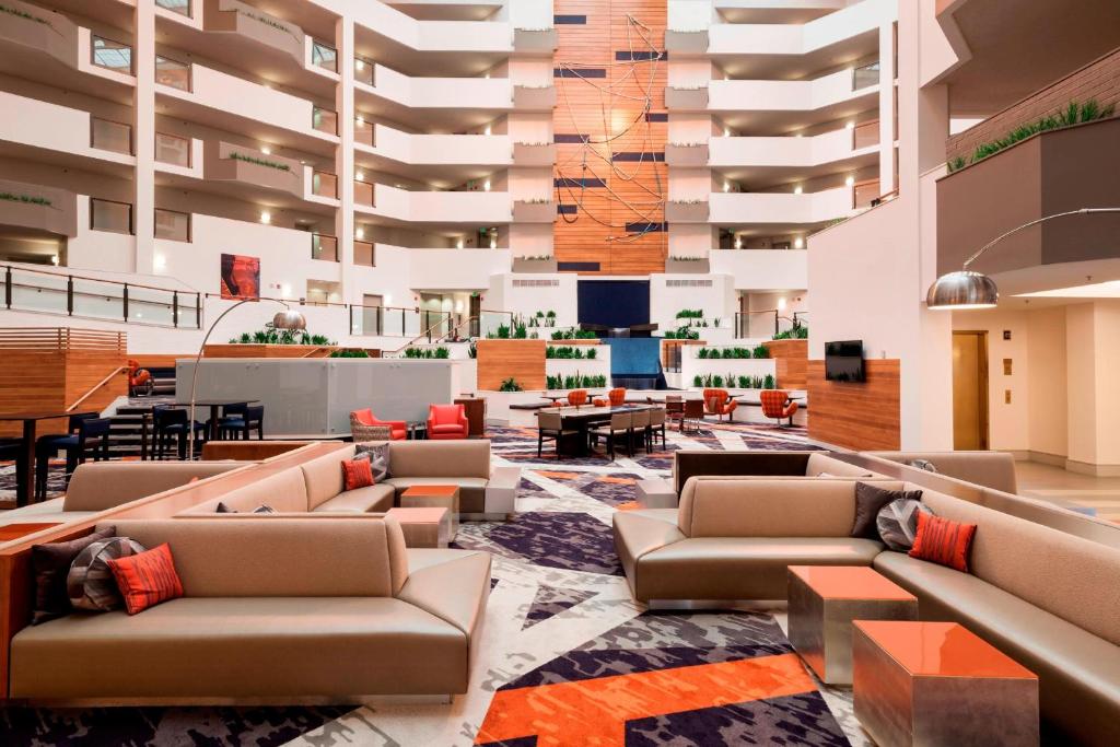 西雅图西雅图市中心/联合湖万豪原住客栈酒店的大厅,在大楼里设有沙发和桌子