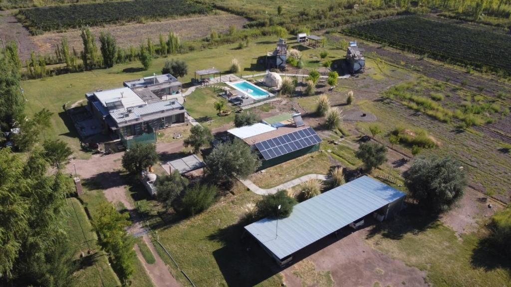 圣拉斐尔casArtero eco posada的享有带太阳能农场的房屋的空中景致