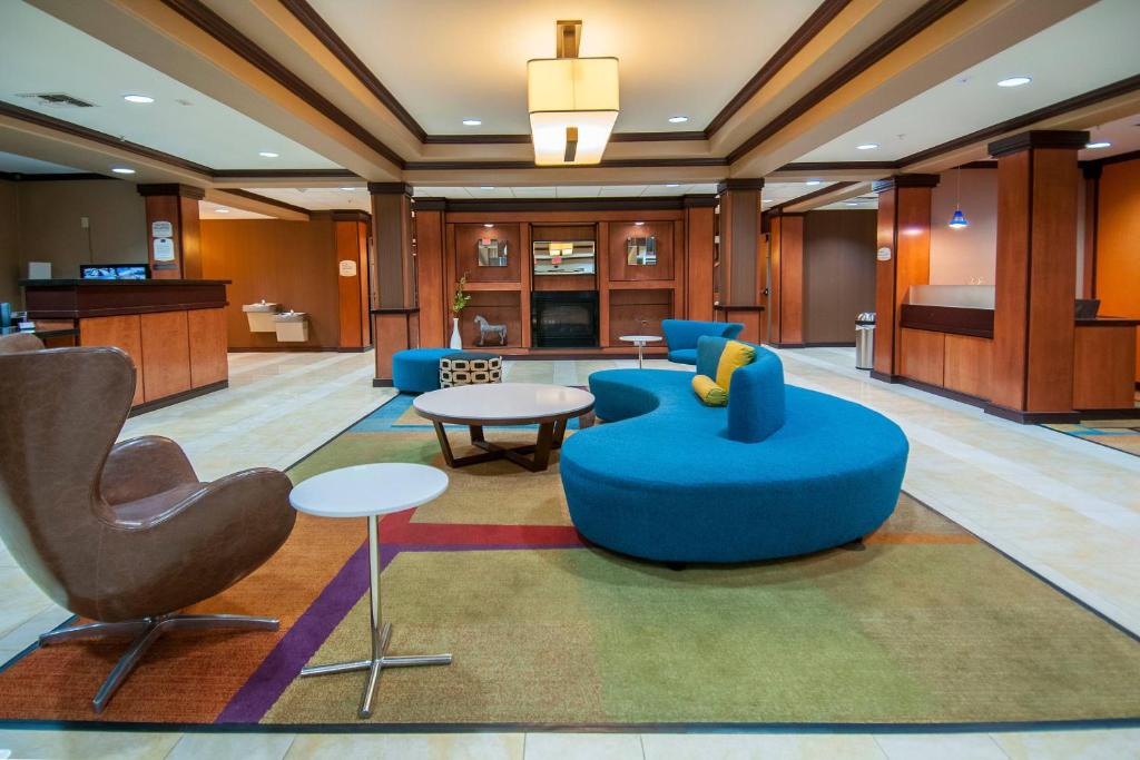 圣安东尼奥万豪圣安东尼奥北部/石橡树费尔菲尔德套房酒店的大堂设有蓝色的椅子和桌子