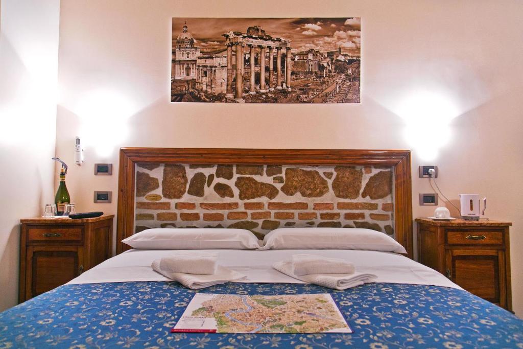 罗马擎天柱住宿加早餐旅馆的一间卧室配有一张带地图的床
