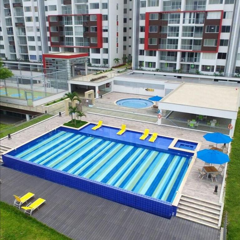 佛罗里达布兰卡Apartamento Lux Confort的城市游泳池的顶部景观