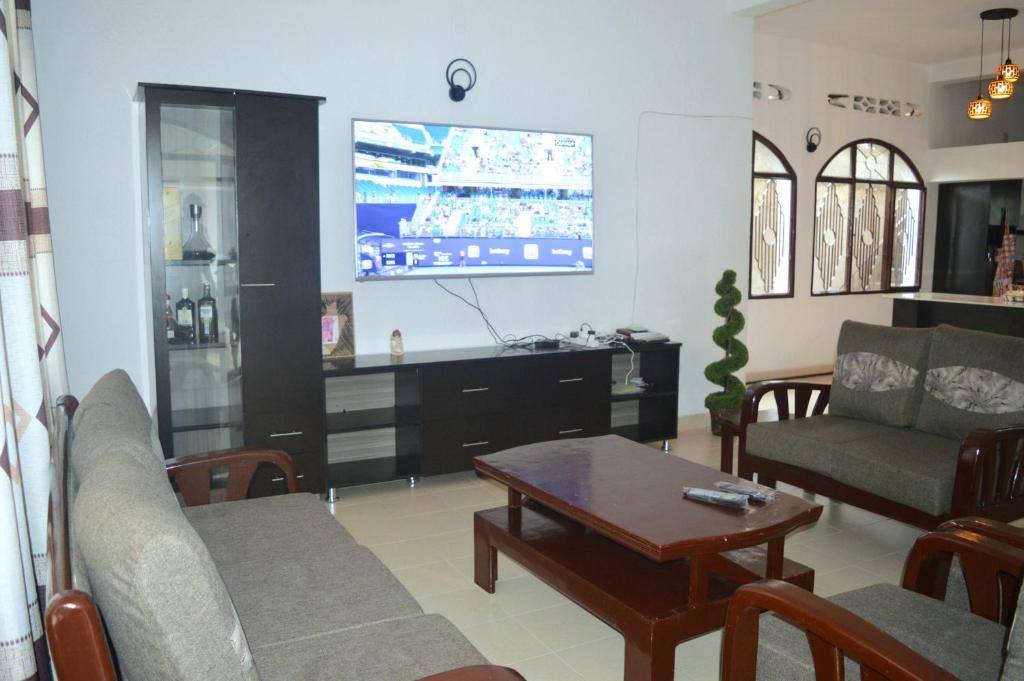 布琼布拉Bujumbura Sweet Home - Maison bien équipée avec voiture gratuite的客厅配有沙发和桌子