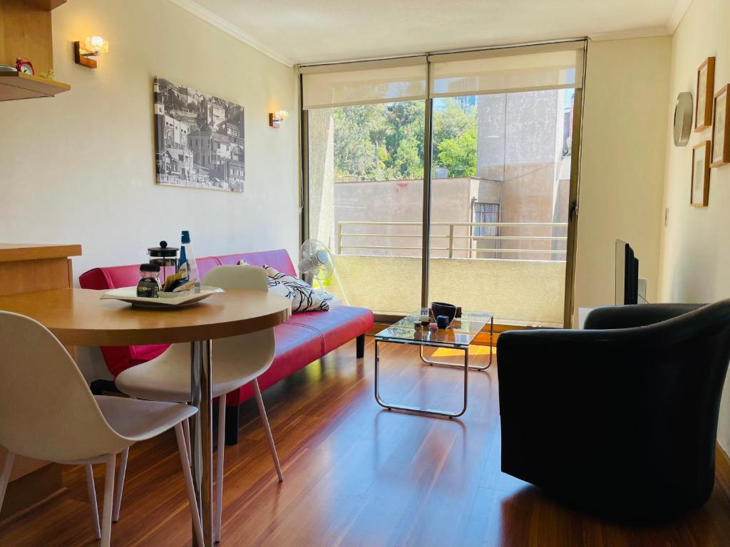 圣地亚哥Barrio Lastarria, Excelentes Apartamentos - Sofia Camilla Propiedades的客厅配有红色的沙发和桌子