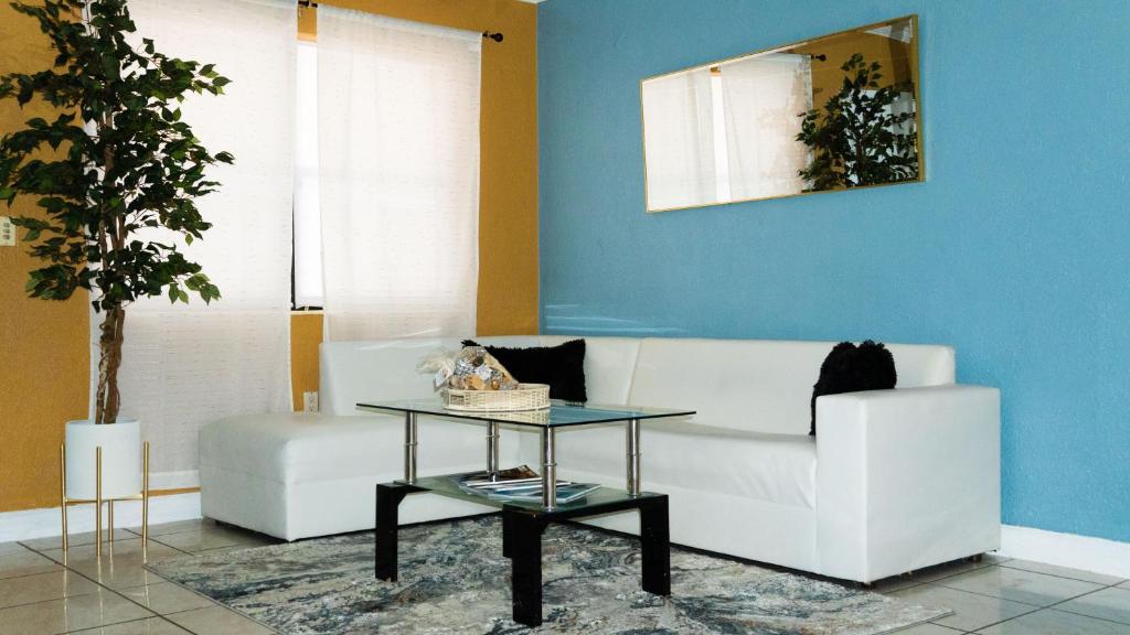 迈阿密MNE Luxury In Miami的客厅配有白色的沙发和桌子
