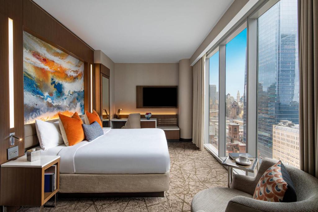 纽约Courtyard New York Manhattan/Midtown West的酒店客房设有一张床和一个大窗户