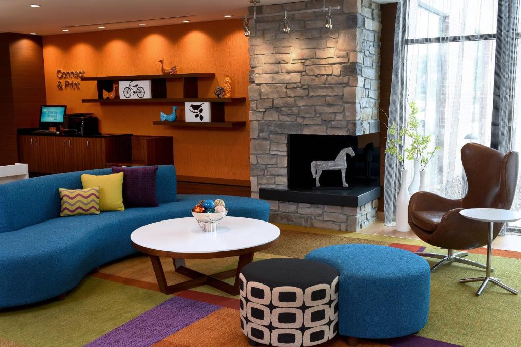 奥马哈Fairfield Inn & Suites by Marriott Omaha West的客厅设有蓝色的沙发和壁炉