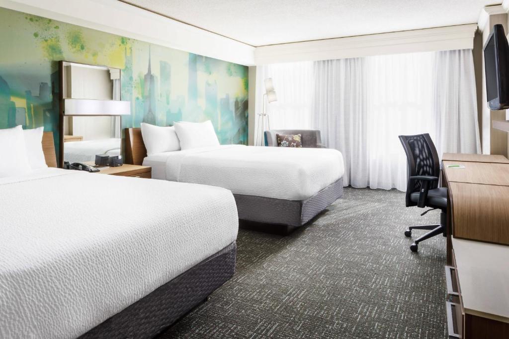芝加哥芝加哥市区壮丽大道万怡酒店的酒店客房配有两张床和一张书桌