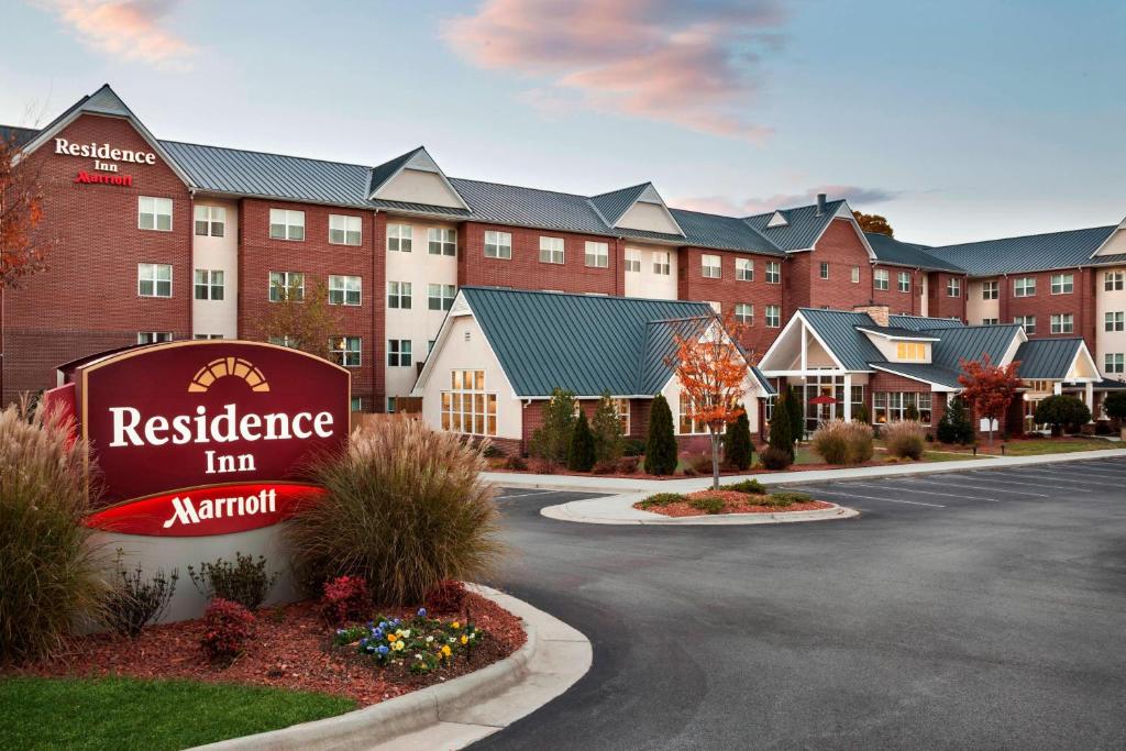 格林斯伯勒Residence Inn by Marriott Greensboro Airport的 ⁇ 染旅馆