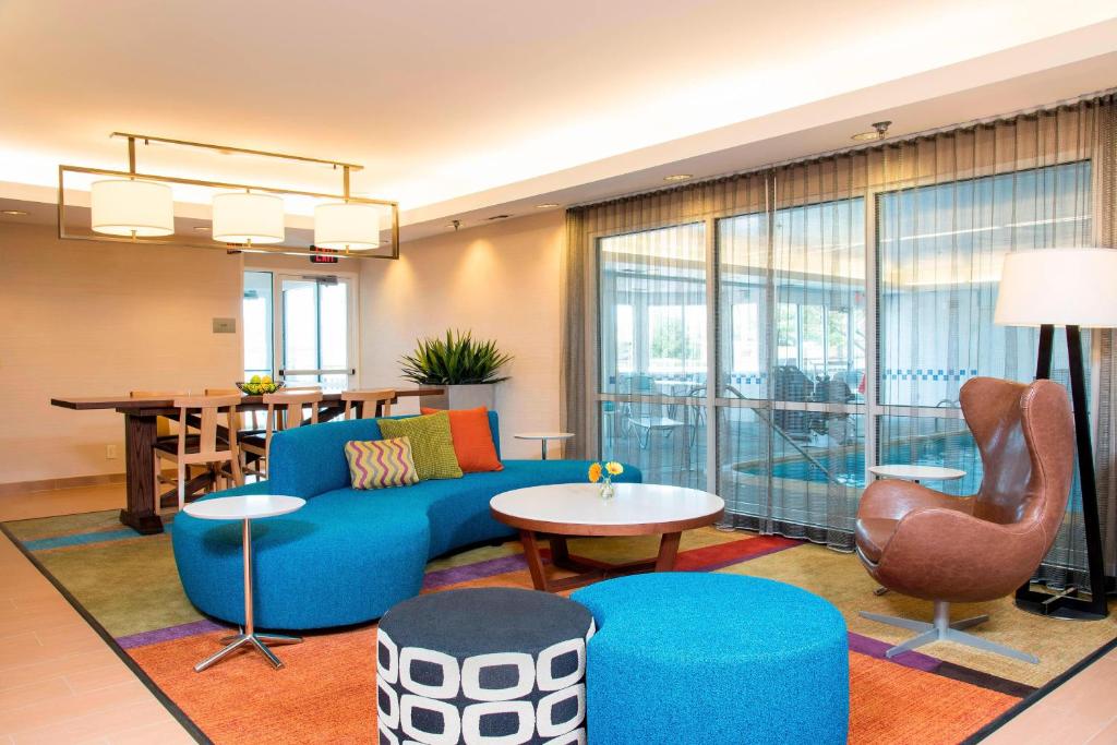 布卢明顿Fairfield Inn & Suites by Marriott Bloomington的客厅配有沙发、椅子和桌子