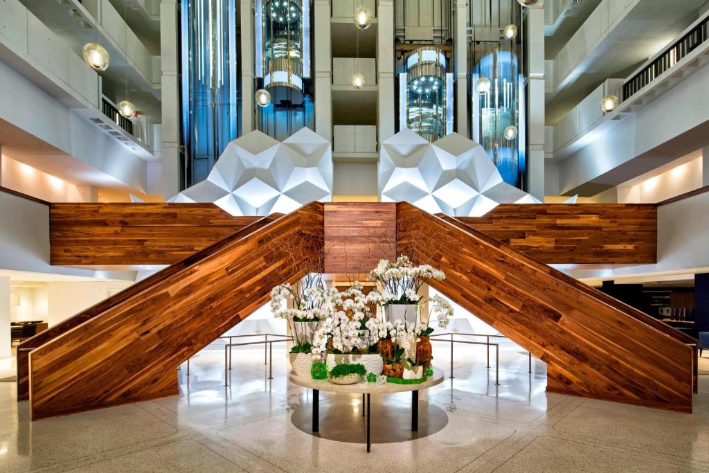纳什维尔纳什维尔市中心喜来登大酒店 的大厅的楼梯,中间设有桌子