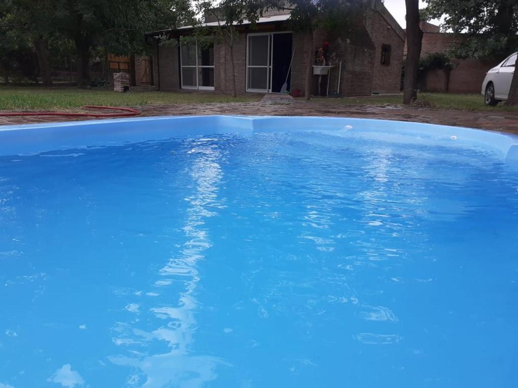 富内斯CASA EN FUNES的一座大蓝色游泳池,位于房子前