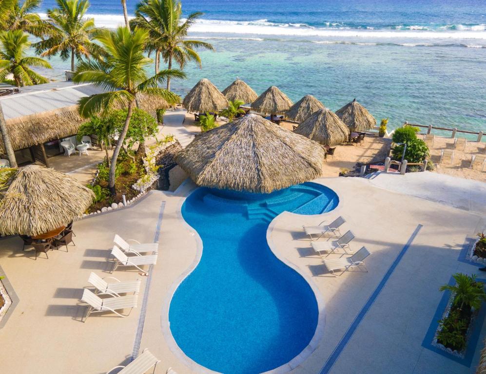 拉罗汤加Club Raro Resort- Adults Only的享有度假胜地的空中景致,设有游泳池和海洋