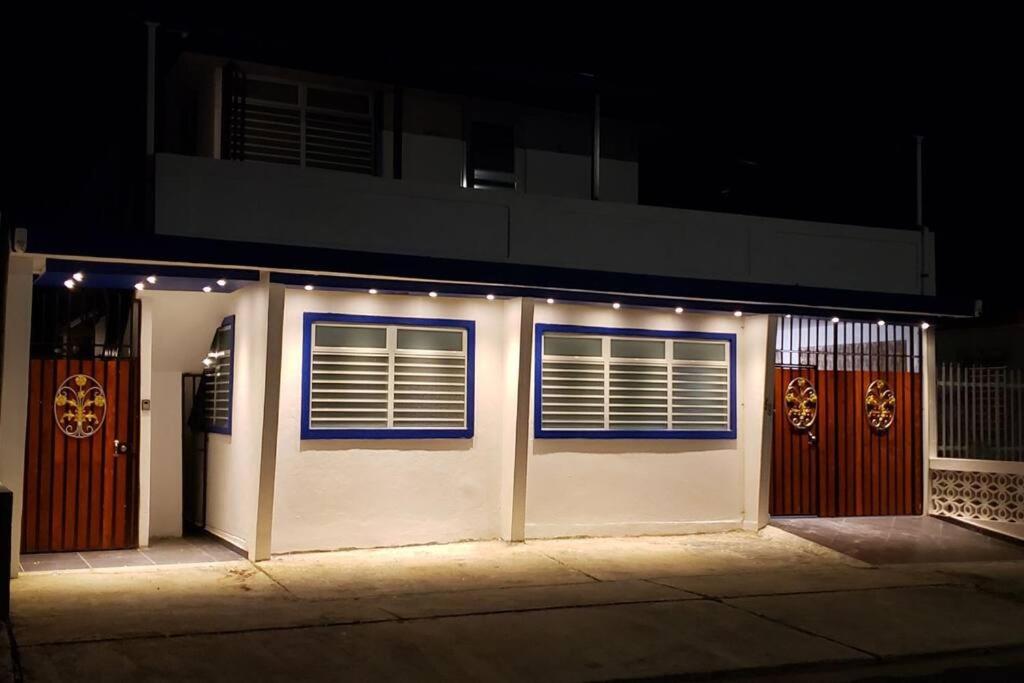 圣胡安RH/Los angeles (#1) front of airport的白色的建筑,晚上有蓝色的窗户和门