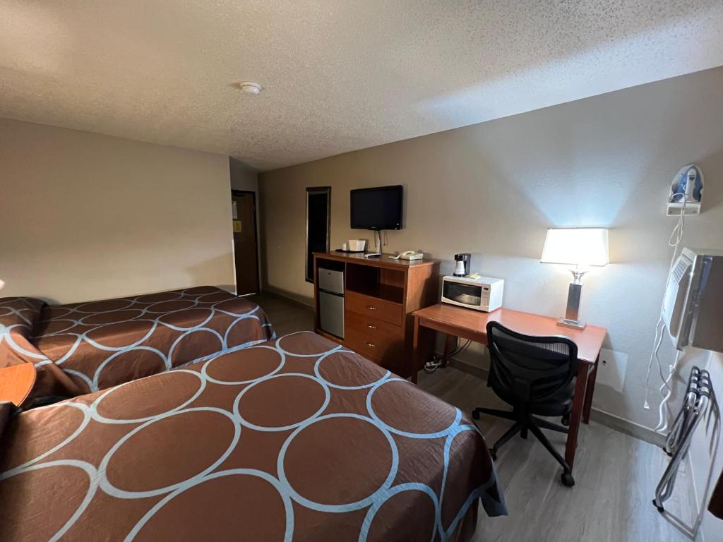 马丁斯维尔Raceway inn的酒店客房配有一张床和一张带微波炉的书桌