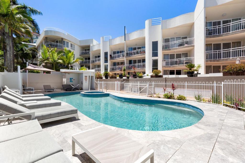 黄金海岸基拉棕榈假日公寓的大楼前的游泳池