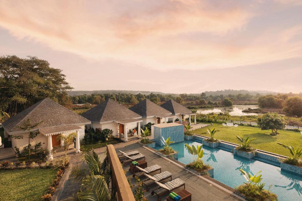 MoiraStorii By ITC Hotels Moira Riviera的享有带游泳池的度假村的空中景致