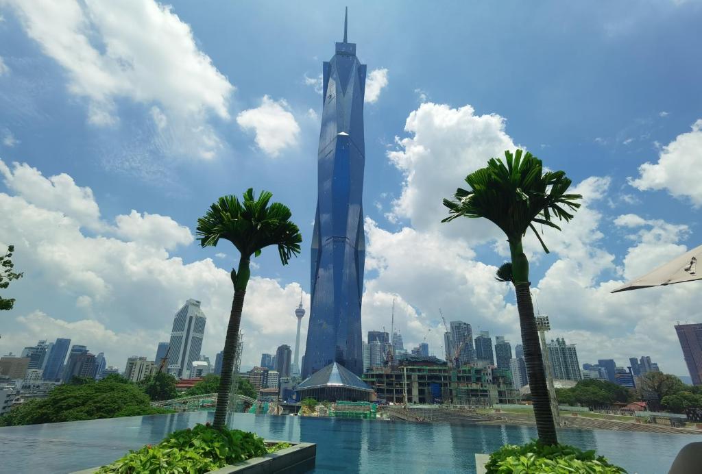 吉隆坡Merdeka Tower 118 Opus KL的享有世界上最高的建筑的Burj khalifa的景色