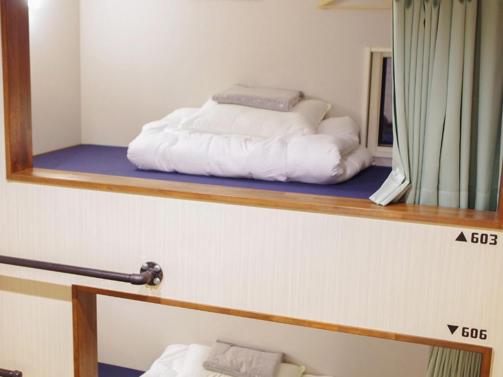 Otsuki柏島ヴィレッジ的配有镜子的客房内的两张床