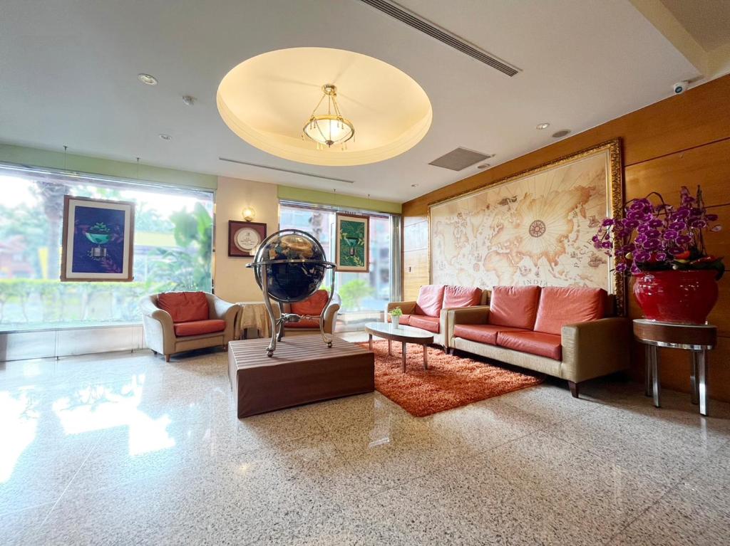 芦竹甲桂林商务旅馆的客厅配有沙发和桌子