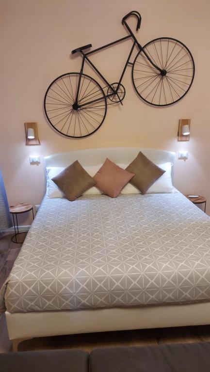 斯培西亚Glam Resort Luxury Lorenzo的挂在床上墙上的自行车