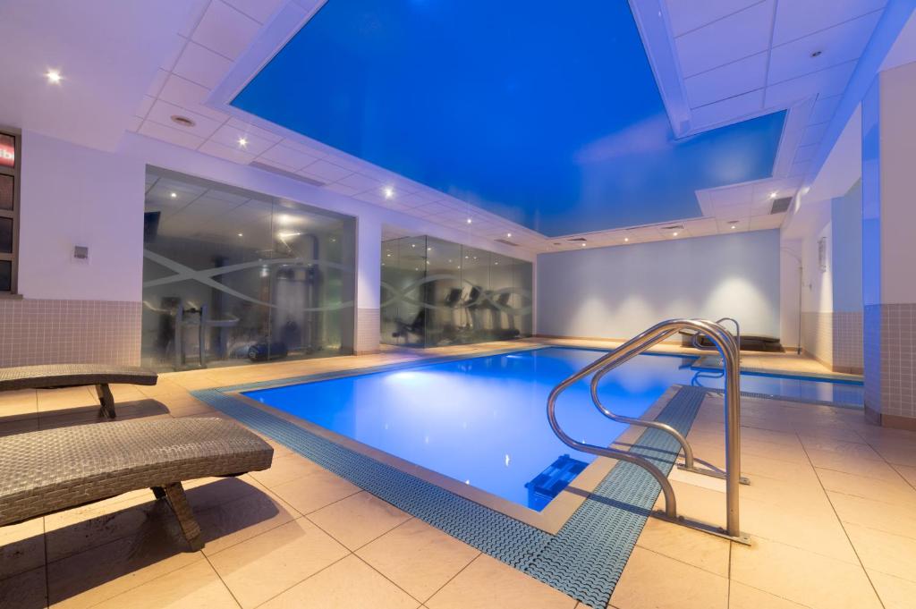 南安普敦诺富特南安普敦酒店的一座拥有蓝色天花板的大型游泳池
